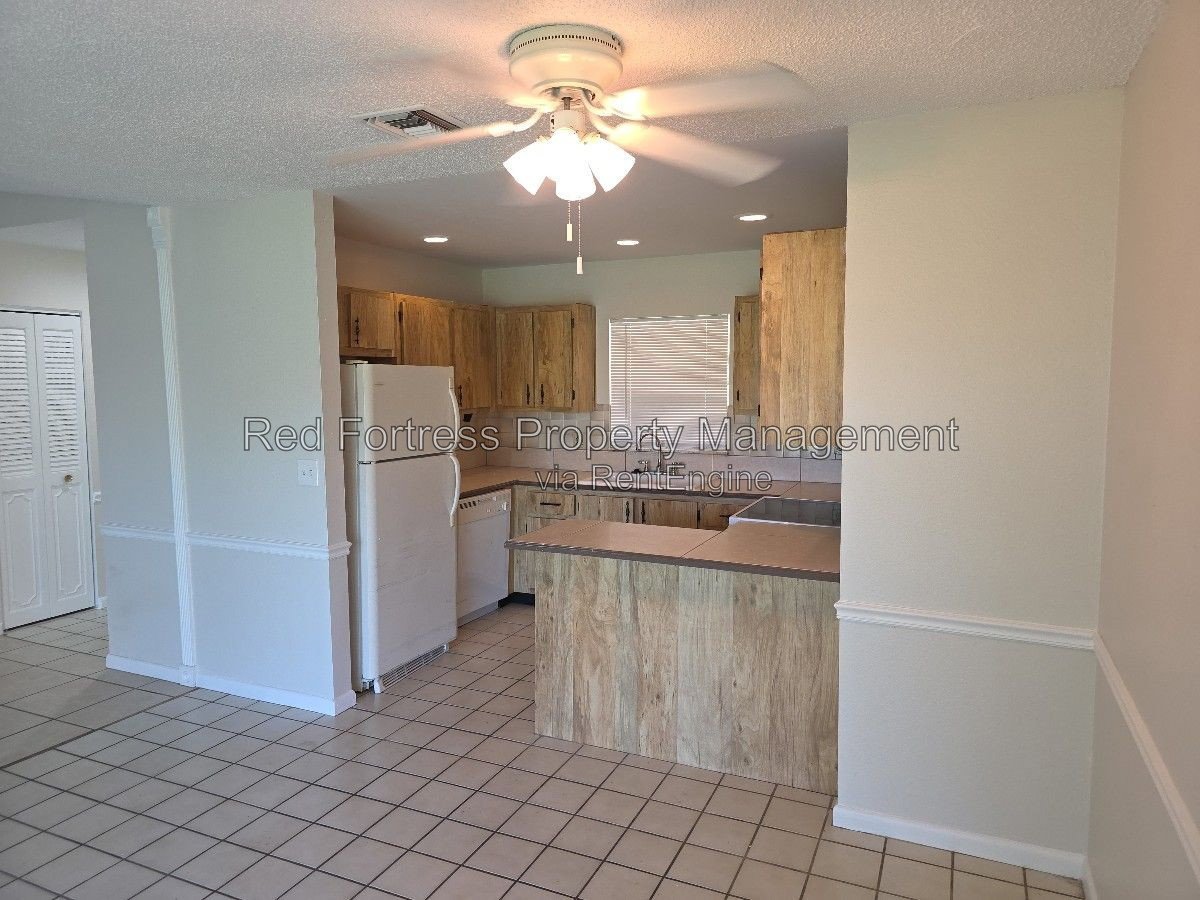 1049 Ridgeway Dr property image
