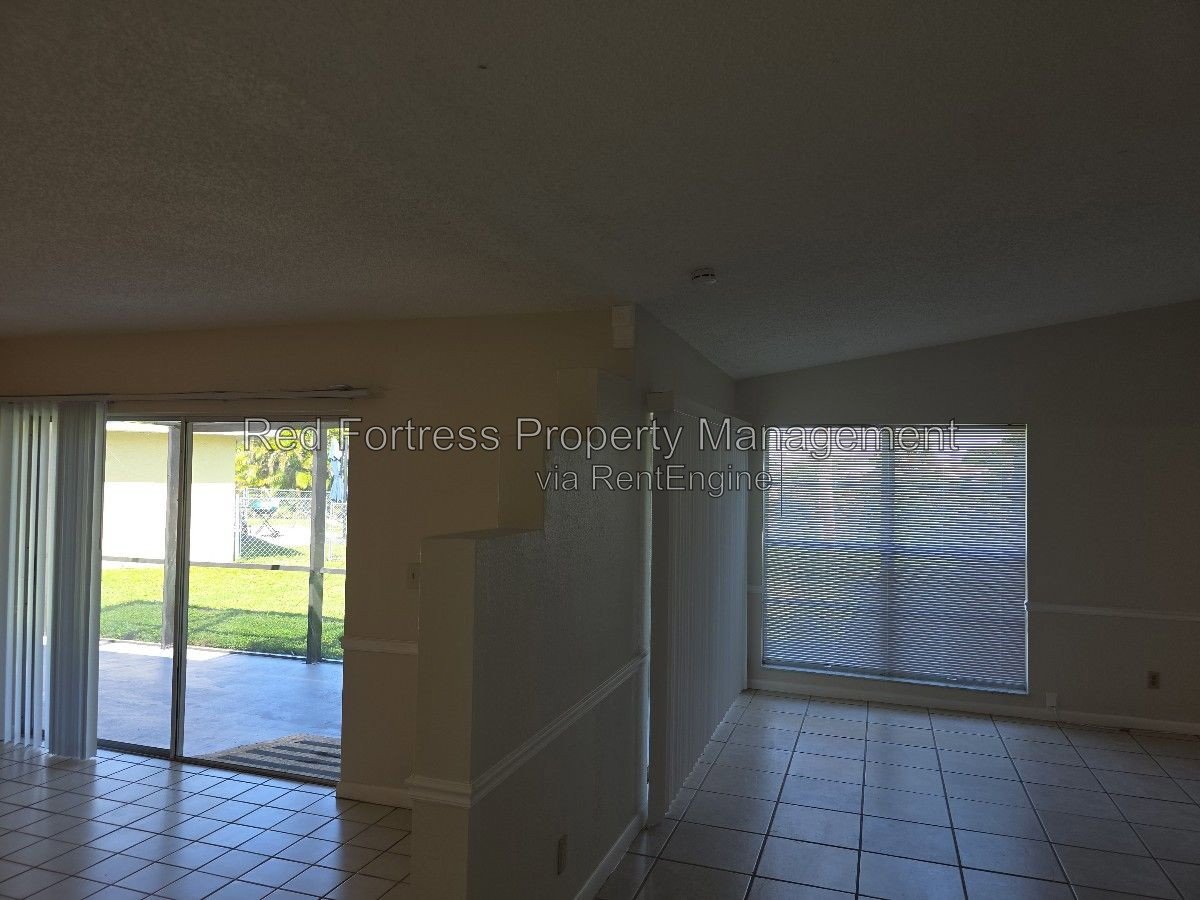 1049 Ridgeway Dr property image