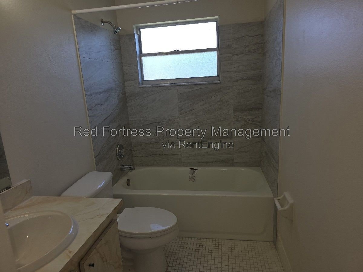 1049 Ridgeway Dr property image